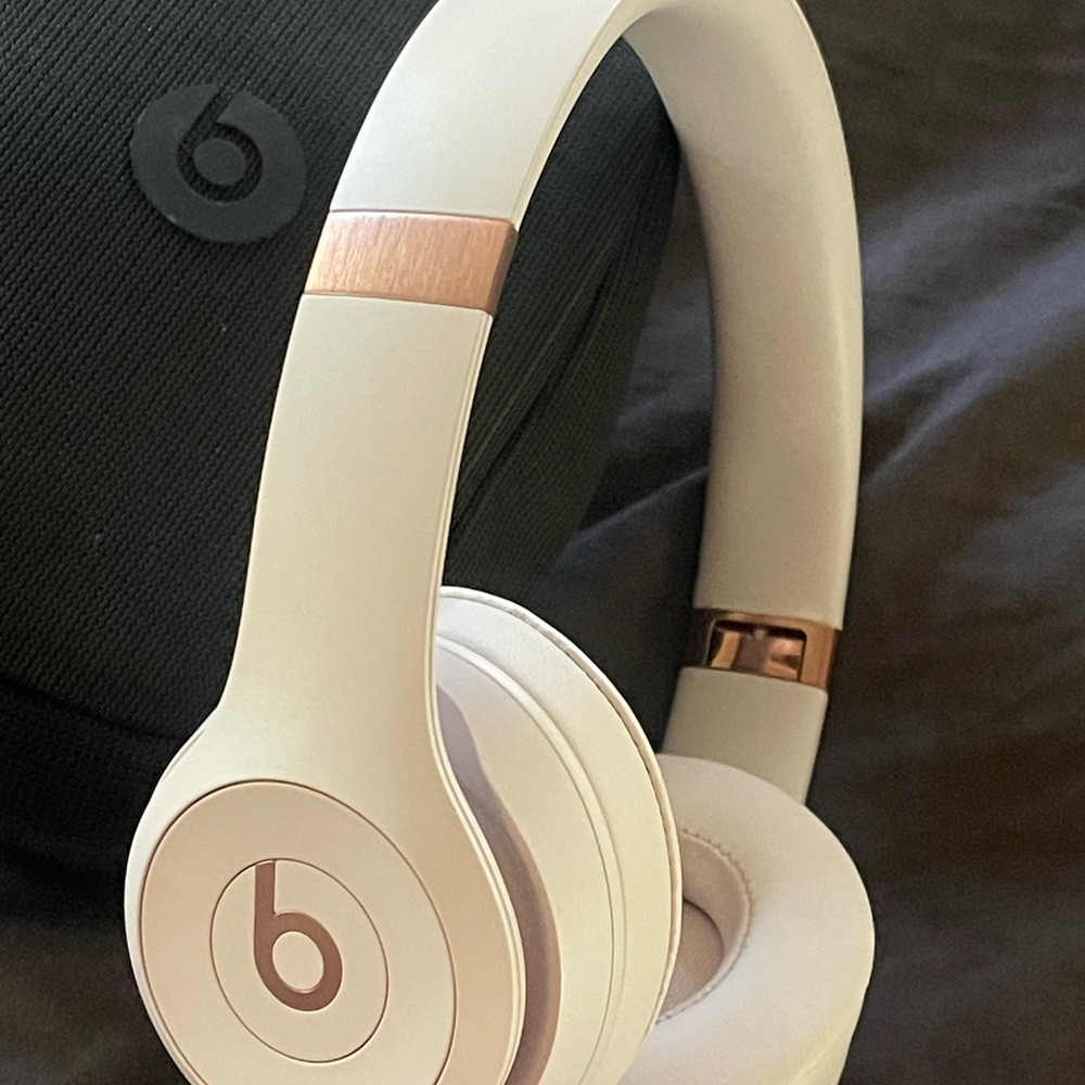 Beats Solo 4 pro true wireless cloudy pink